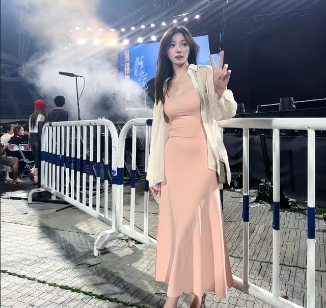 姜伟泽和女友近照，小角色逆袭，年薪275万，女友是性感美女|吉林队|中国男篮|nba|吉林市|吉林省_新浪体育_新浪新闻